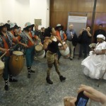 La comparsa Nación Zumba Le Le en el hall del Centro de Conferencias de la IM